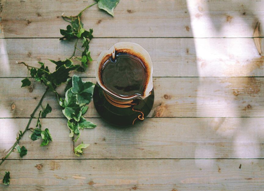 “Soneca com café“ funciona melhor que um cochilo comum? Especialistas respondem