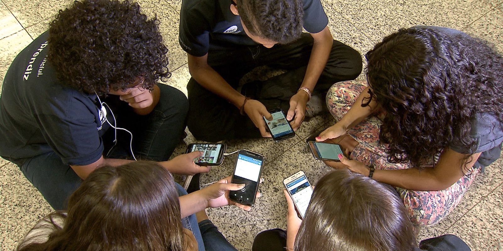 Tarcísio sanciona lei que proíbe celulares nas salas de aula