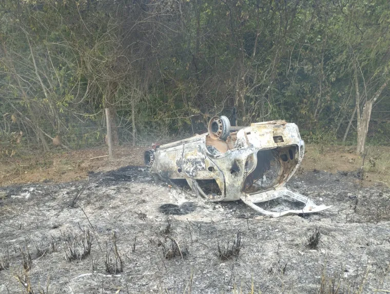 Veículo pega fogo após capotamento na TO-222 em Aragominas