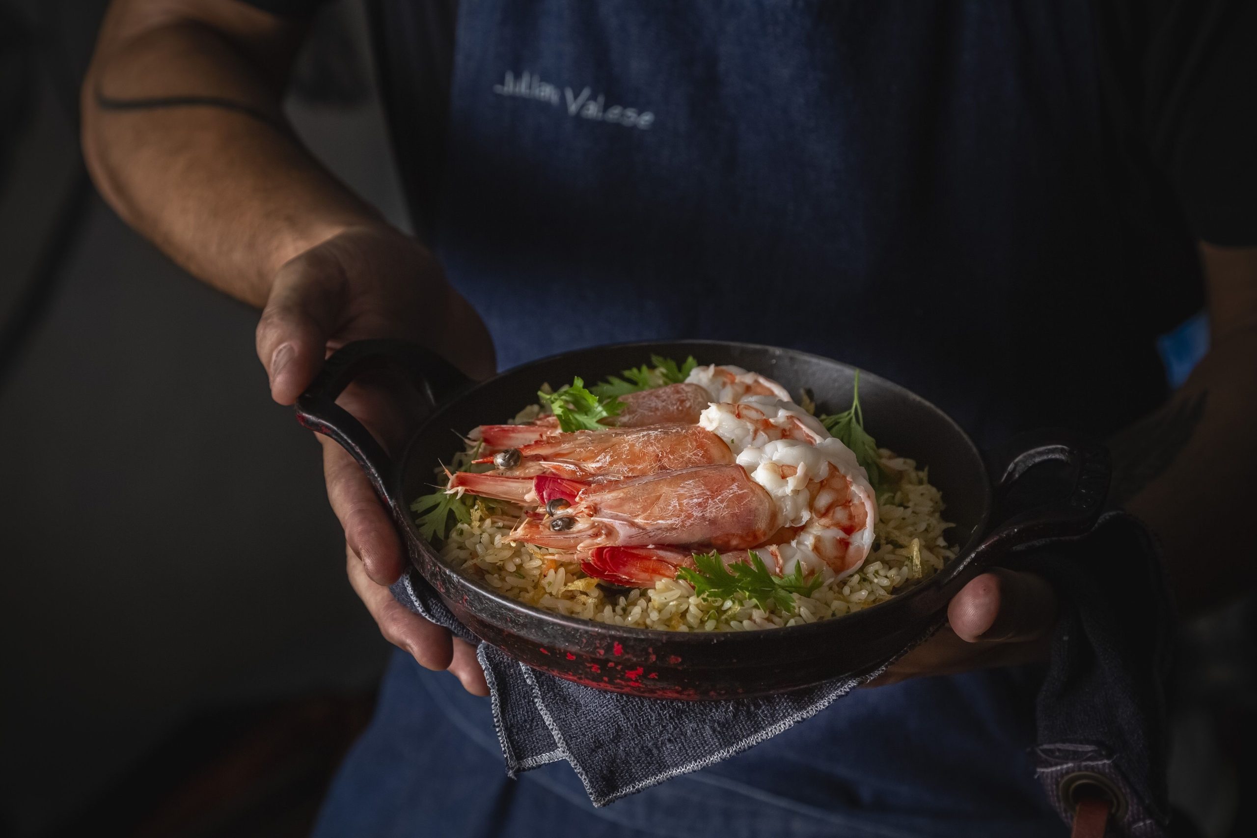 Receita: aprenda a fazer um arroz de camarão com o chef Juliano Valese