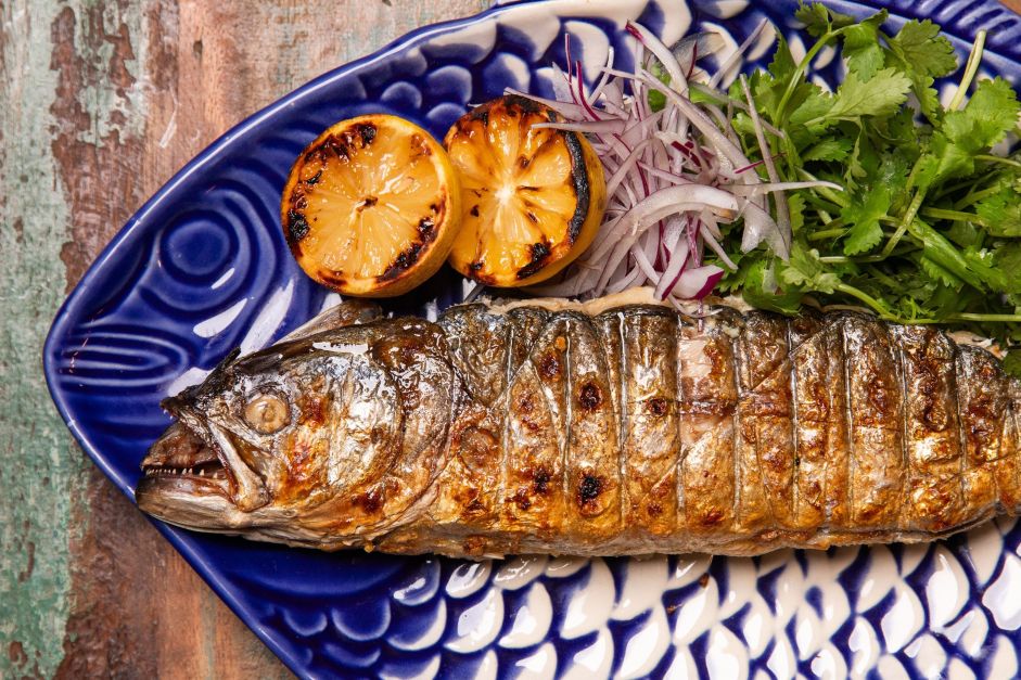 Receita: chef Fábio Sinbo ensina a preparar peixe recheado com farofa de camarão