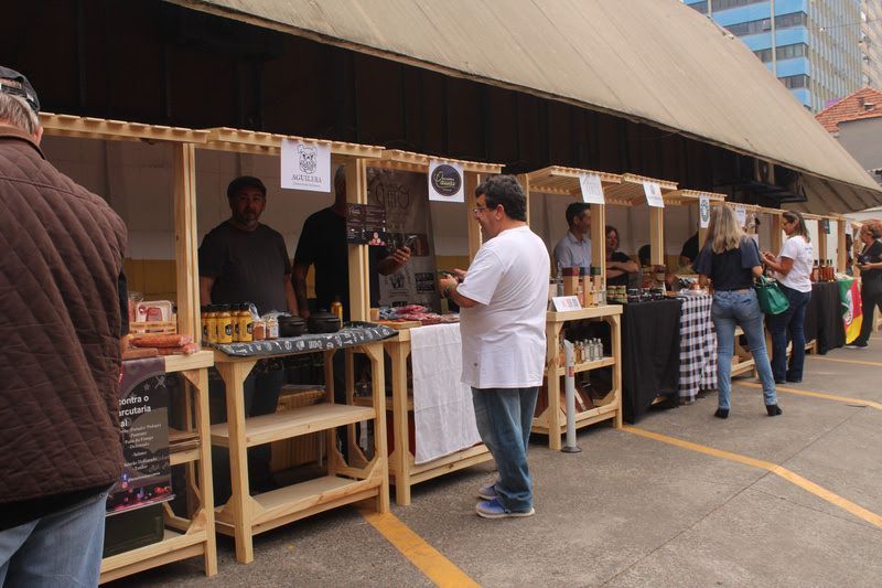 Com 40 expositores, Mercadão de Pinheiros organiza sua feira de Natal