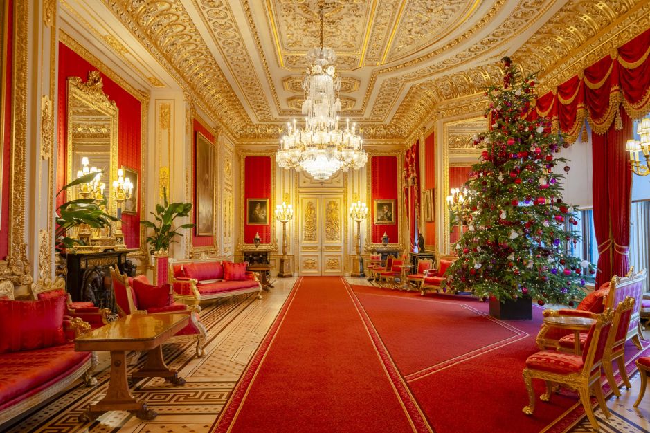 De Windsor a Kensington: veja palácios reais decorados para o Natal