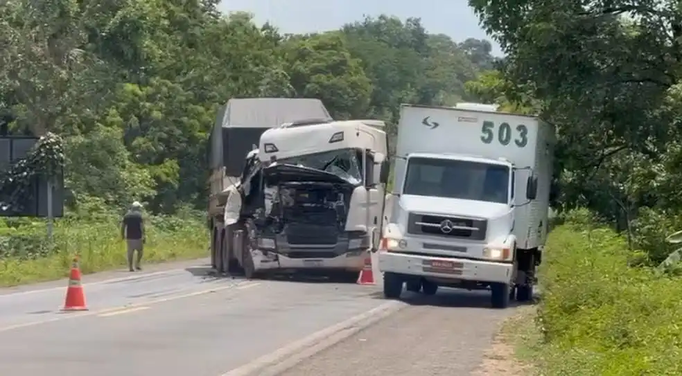 Batida entre dois caminhões causa congestionamento na BR-153