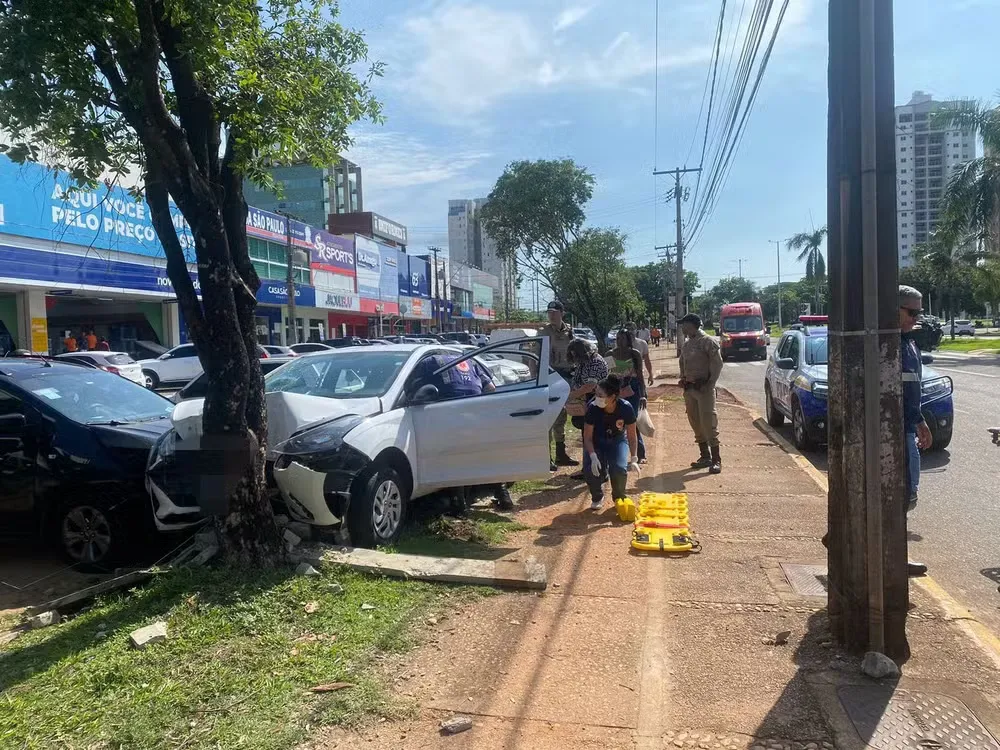 Mulher perde controle de carro, invade calçada e atinge árvore no centro de Palmas