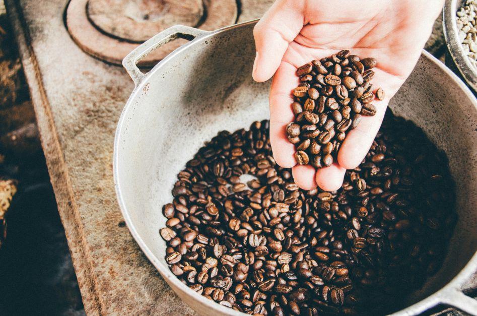 O famoso cafezinho diário: entenda se é um aliado ou vilão para a dor de cabeça