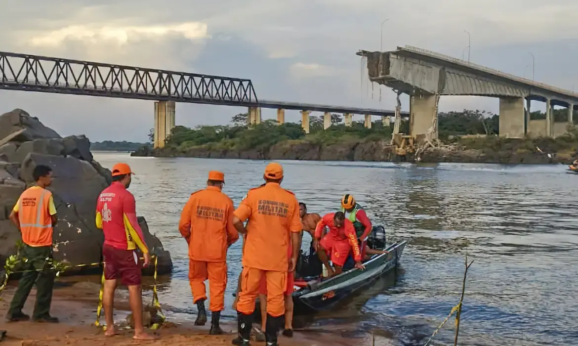 Caminhões que caíram com ponte entre MA e TO tinham produtos perigosos