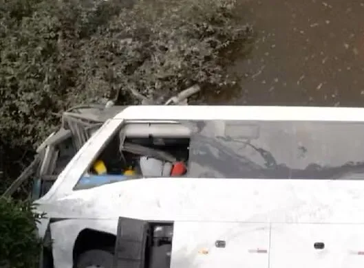 Imagens mostram ônibus destruído após cair de ponte dentro de rio e deixar três mortos