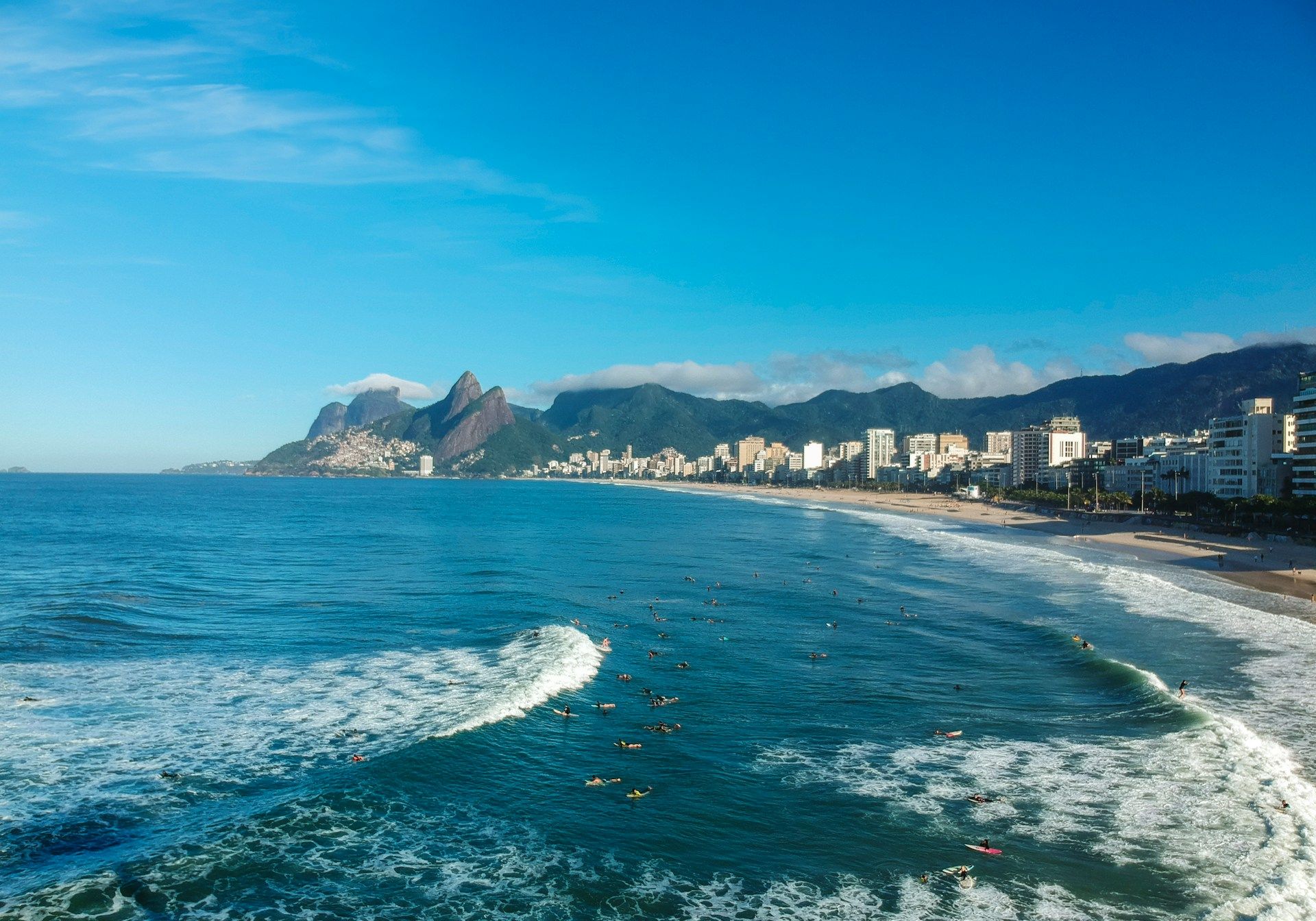 59 milhões de brasileiros devem viajar no verão, e praia é principal atrativo