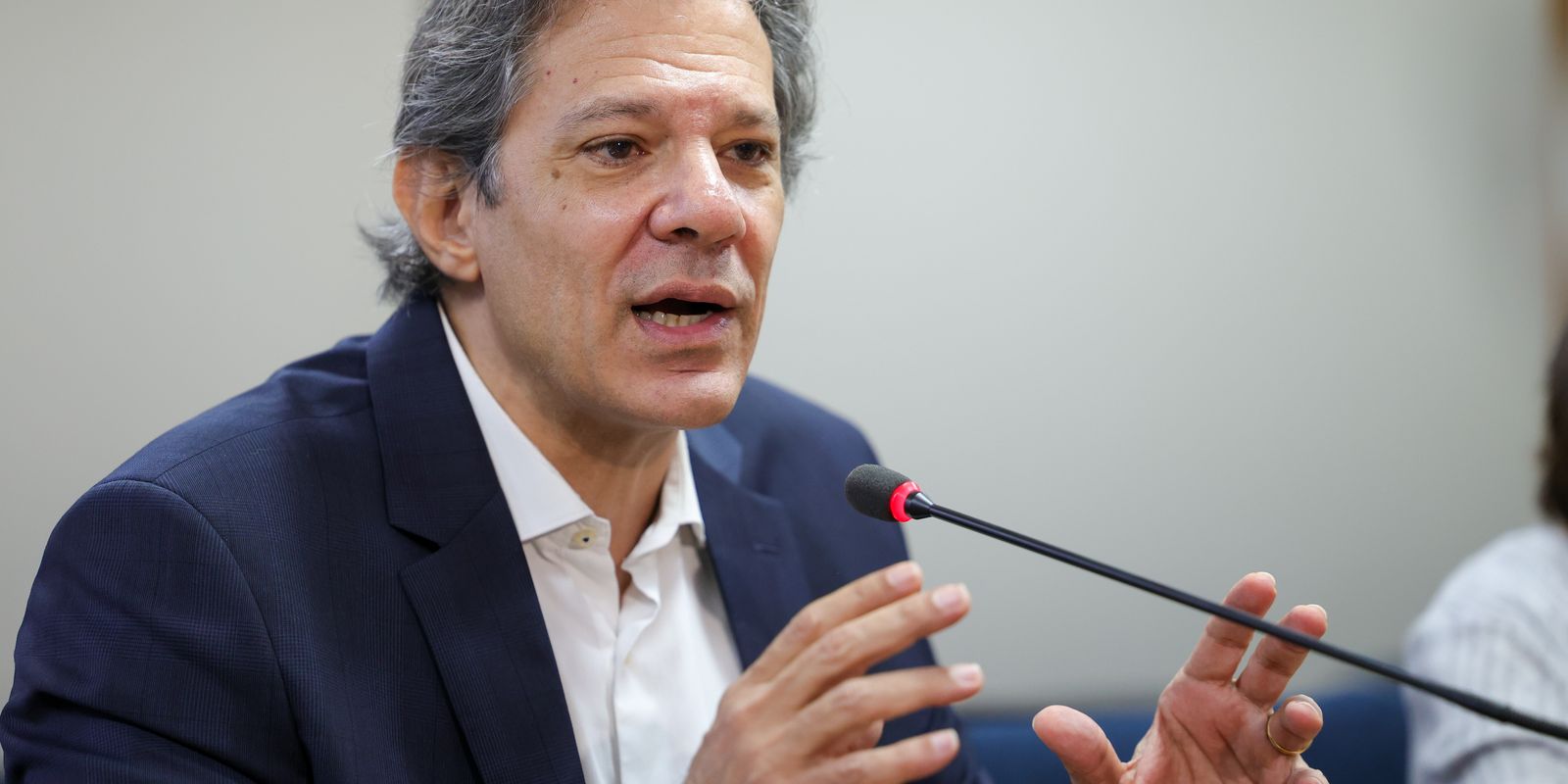 Haddad diz que BC precisa buscar nível de equilíbrio do dólar