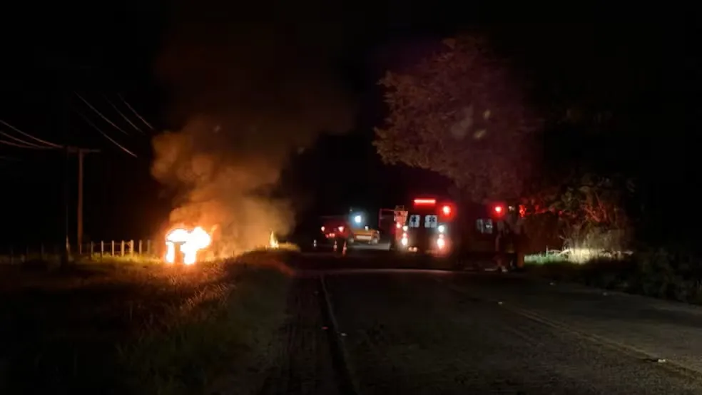 Idoso morre após carro capotar e pegar fogo na TO-476