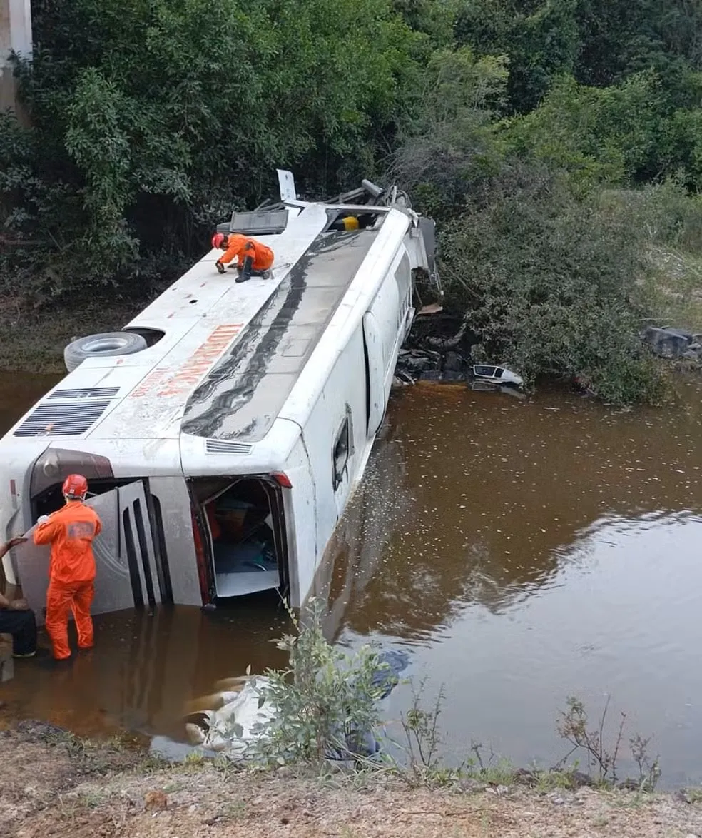 Ônibus cai de ponte na BR-153 e deixa mortos e feridos