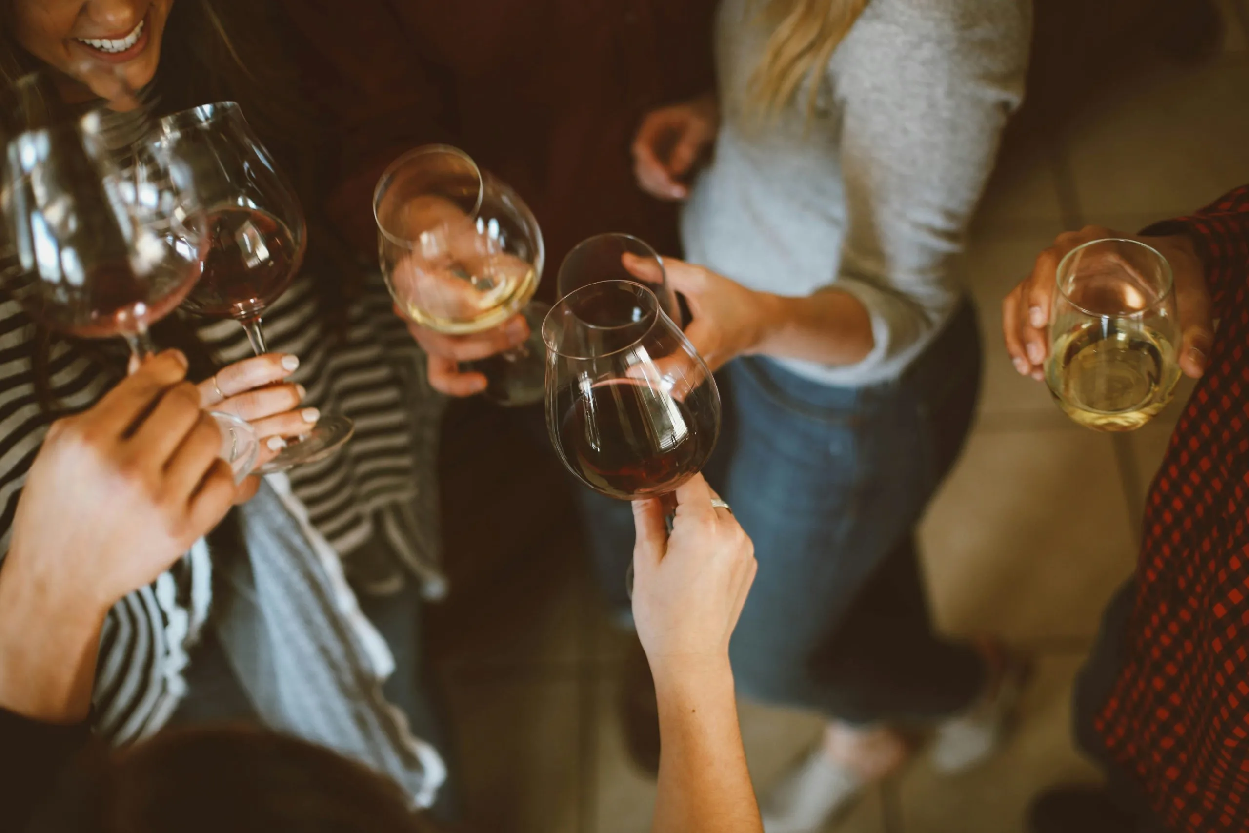 Um brinde a elas: conheça 4 confrarias de vinho para mulheres em São Paulo